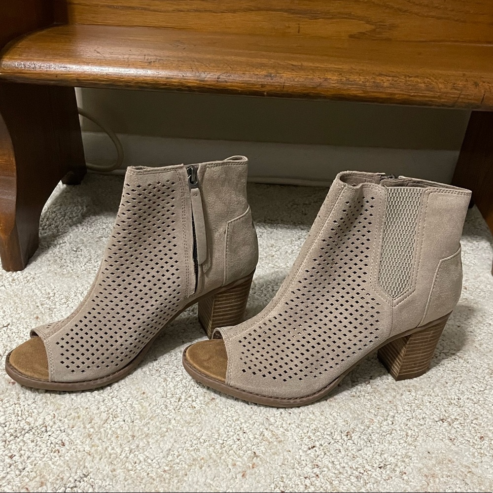 Toms womens size 10 bootie with beep toe
